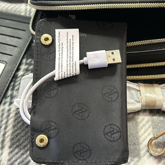 Adrienne Vittadini Studio  Cross body with charging pack - Picture 7 of 16